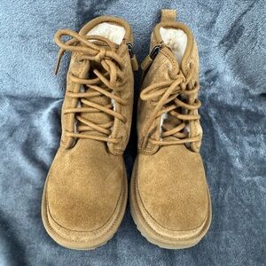 NWOT UGG Kids' Harkley Tan Leather Fleece Lined Lace Up Boot Shoe Size 2